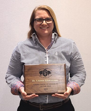 Dr Lauren Glowzenski holding plaque
