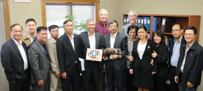 Vietnamese visitors to AASV group photo